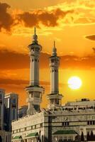 le minarets de le La Mecque kaaba. le coucher du soleil filtre photo