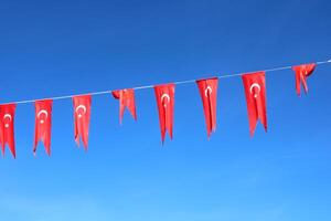 turc drapeaux pendaison sur une corde sur le rue photo