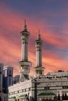 le minarets de le La Mecque kaaba. le coucher du soleil filtre photo