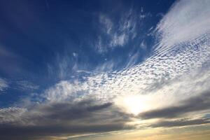 cirrocumulus sont formé par le déformation de cirrus ou cirro-stratus des nuages ou par le rétrécissement de fragmenté altocumulus. photo