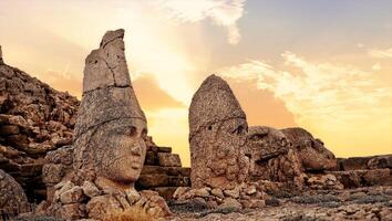 antique ruiné statues à lever du soleil sur nemrut Montagne dans Turquie. ancien Royaume de commagène dans Sud est dinde photo