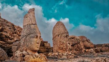 antique ruiné statues à lever du soleil sur nemrut Montagne dans Turquie. ancien Royaume de commagène dans Sud est dinde photo