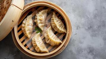 ai généré à la vapeur baozi Dumplings farci avec Viande dans une bambou bateau à vapeur. gris Contexte. Haut vue photo