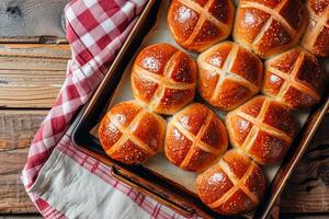 ai généré traditionnel Pâques chaud traverser petits pains sur une cuisson plateau. ai généré. photo