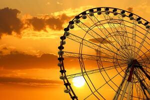 ferris roue dans une terrain de jeux dans Batoumi carré. incroyable et fantastique ciel. photo