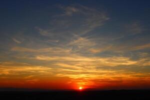 cumulus des nuages et différent Couleur tons dans le ciel à le coucher du soleil. incroyable et incroyable le coucher du soleil. photo