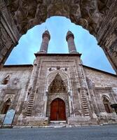 historique sivas double minaret. ottoman et seldjoukide bâtiments. double minaret mosquée. photo