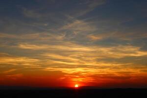 cumulus des nuages et différent Couleur tons dans le ciel à le coucher du soleil. incroyable et incroyable le coucher du soleil. photo