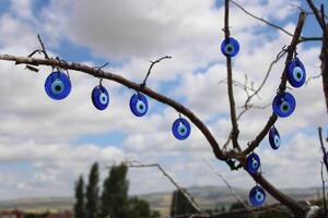 turc mal œil perle. bleu coloré amulette. superstition photo