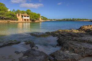 vue de une petit jetée typique de le méditerranéen des plages, photo