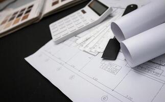 le architecte conçu le bâtiment dans le conception bureau, le sol plan avec catalogues décoratif matériaux et autre accessoires sur le noir en bois tableau. photo