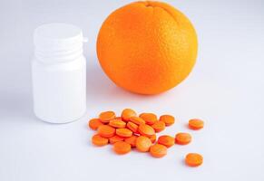 comprimés vitamine c et Frais juteux Orange sur blanc Contexte. vitamines de nourriture ou suppléments les choix. santé et médical concept. fermer. photo