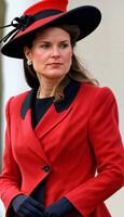 ai généré photo de magnifique Dame L'Europe  femme avec rouge manteau et chapeau permanent à jardin, génératif ai