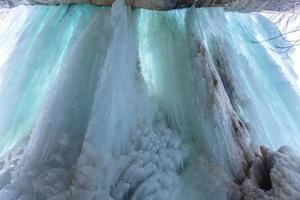 une grande cascade gelée. 3 cascades au Daghestan