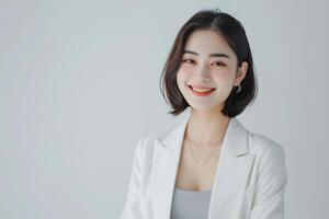 ai généré une sur de soi Jeune Dame portant blanc blazer souriant animé dans isolé plaine studio Contexte photo