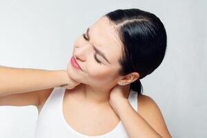 fatigué cou. magnifique Jeune femme Souffrance de cou douleur photo