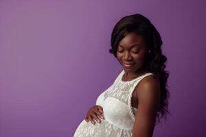 ai généré studio photo portrait de magnifique foncé peau africain américain Enceinte femme sur Couleur Contexte