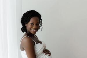 ai généré studio photo portrait de magnifique foncé peau africain américain Enceinte femme sur Couleur Contexte