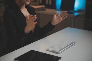 Jeune femme travail dans appel centre, entouré par collègues photo