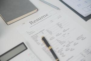 proche en haut vue de emploi entretien dans bureau, concentrer sur reprendre l'écriture conseils, employeur révision bien CV de préparé qualifié demandeur, recruteur considérant application, heure directeur fabrication embauche décision photo