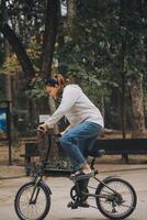 content asiatique Jeune femme marcher et balade vélo dans parc, rue ville sa souriant en utilisant bicyclette de transport, éco amical, gens mode de vie concept. photo