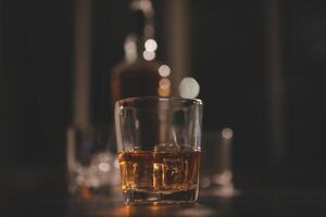 fête nuit, verser whisky dans une verre. donner à copains qui viens à célébrer photo