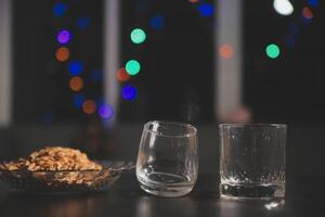 fête nuit, verser whisky dans une verre. donner à copains qui viens à célébrer photo