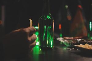 fête nuit, verser whisky dans une verre. donner à copains qui viens à célébrer photo