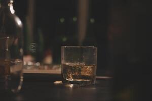 fête nuit, verser whisky dans une verre. donner à copains qui viens à célébrer photo