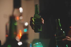 fête nuit, verser whisky dans une verre. donner à copains qui viens à célébrer photo