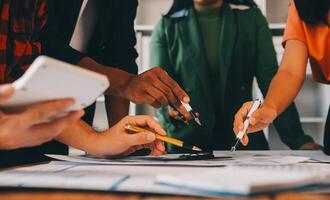 Masculin mature caucasien PDG homme d'affaire chef avec diverse collègues de travail équipe, exécutif gestionnaires groupe à réunion. multiculturel professionnel hommes d'affaires travail ensemble sur recherche plan dans salle de réunion. photo