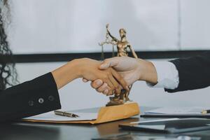 marteau de juge avec des avocats de la justice ayant une réunion d'équipe au fond d'un cabinet d'avocats. notions de droit et de services juridiques. photo