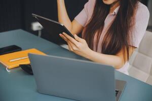 femme est travail dans le bureau. concept de petit entreprise. photo