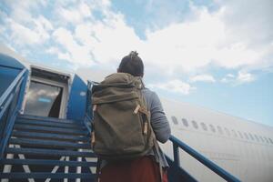 content attrayant asiatique femme voyageur avec sac à dos à le moderne aéroport Terminal, copie espace, touristique périple voyage concept photo