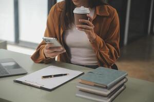 asiatique femme d'affaires travail sur portable ordinateur Regardez pour emploi en ligne, free-lance à la recherche et dactylographie sur carnet sur tableau, mode de vie de femme en train d'étudier en ligne photo