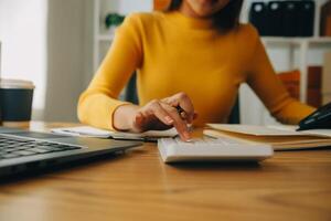 jeune femme propriétaire de petite entreprise achats en ligne à la maison. prendre note des commandes des clients avec des téléphones portables. PME entrepreneur ou concept de style de vie indépendant. photo