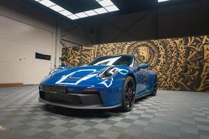 bleu porsche 911 gt3 avec courses rayures dans artistique industriel garage photo