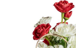 bouquet de rouge et blanc des roses dans une panier isolé sur blanc Contexte. la Saint-Valentin journée fête. photo
