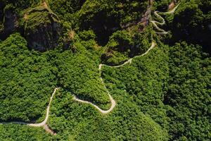 serpentin route dans canyons. Père Noël Catarine, Brésil. aérien vue photo