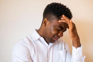 portrait de Jeune homme d'affaire qui est fatigué et ayant mal de tête. photo