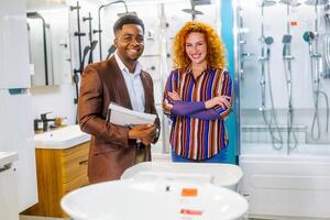 portrait de Jeune couple qui possède petit affaires une baignoire magasin. homme et femme travail dans Partenariat. photo