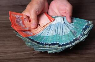 main tenir chaque billet de banque de 50 ringgit Malaisie. la finance concept photo