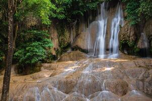 magnifique paysage vue de sai yok non je cascade kanchanaburi.sai yok non je est une cascade, aussi connu comme Khao phang cascade. photo