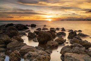 le soir littoral est plein de rochers photo