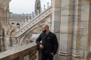 content homme dans de face de duomo Milan cathédrale photo