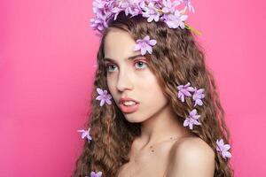 magnifique fille avec fleurs dans dans cheveux photo