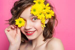 une magnifique Jeune fille, sur une rose Contexte photo