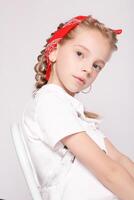 lumière marron cheveux magnifique peu fille dans blanc T-shirt photo