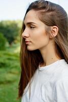 jolie fille dans une blanc T-shirt photo