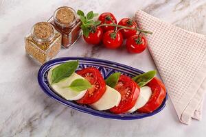 italien caprese salade avec mozzarella photo